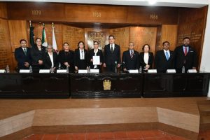 Durante la sesión solemne en la Sala de Rectores del Instituto Juárez, autoridades universitarias formalizaron el nombramiento de Karla del Socorro Celorio Méndez como nueva directora de Ciencias de la Salud de la UJAT para el periodo 2026-2030.