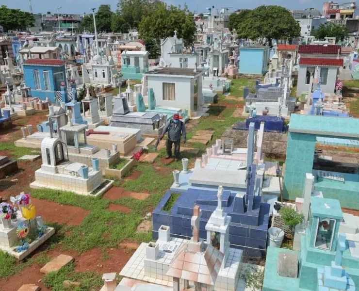 Visitantes en panteones por Día de Muertos Centro prepara operativo de 36 horas
