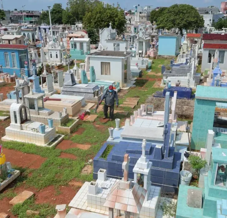Visitantes en panteones por Día de Muertos Centro prepara operativo de 36 horas