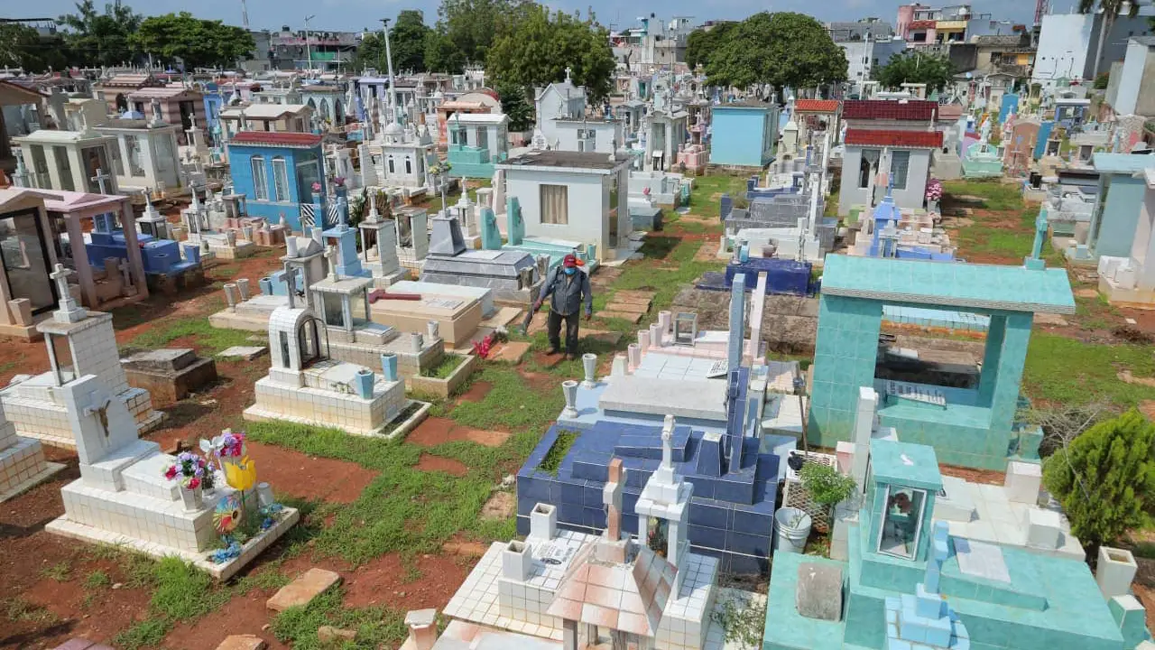 Visitantes en panteones por Día de Muertos Centro prepara operativo de 36 horas